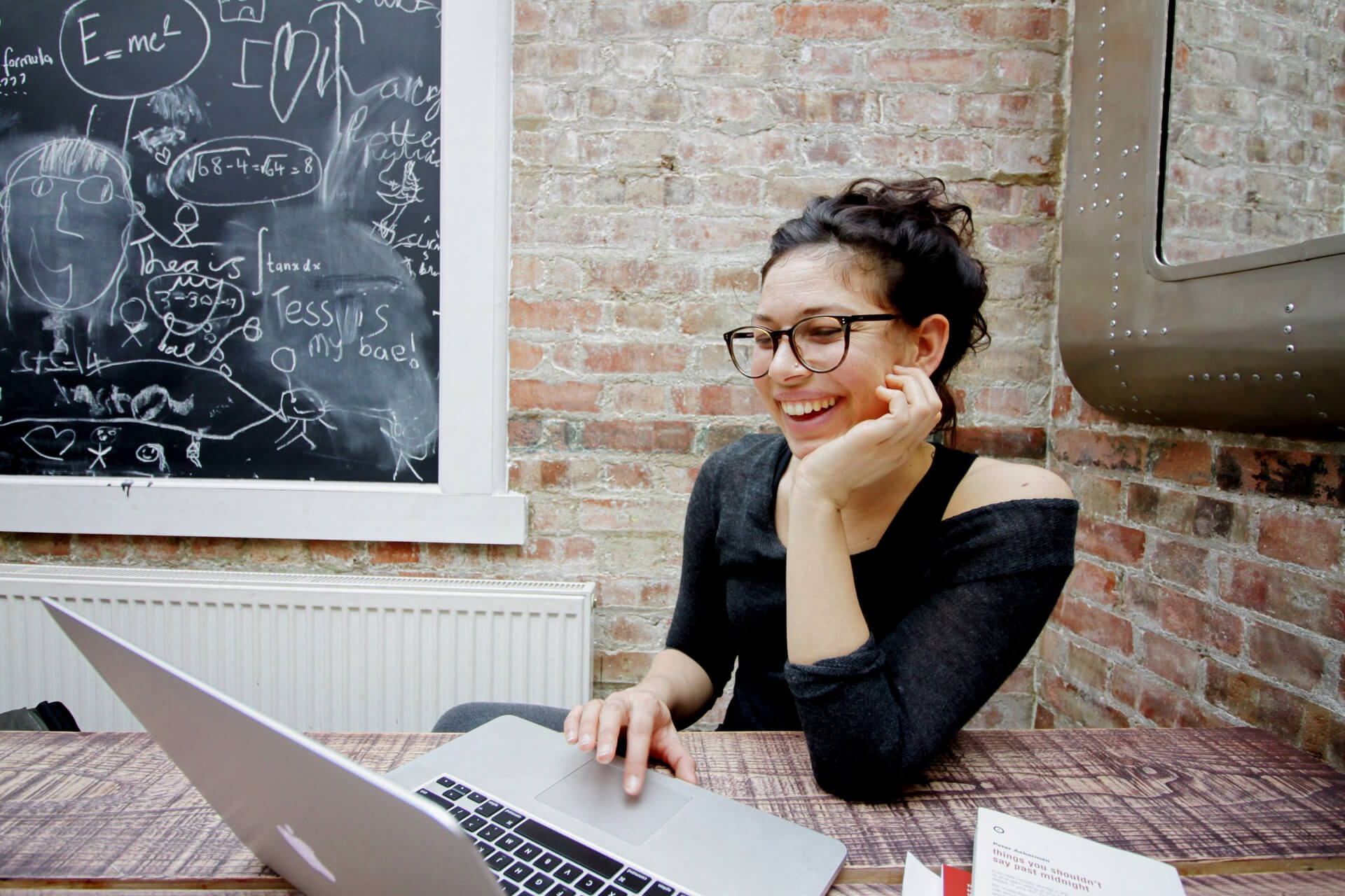 Fester Arbeitsplatz oder Büro mit Ruhezone für Dich und Dein Baby